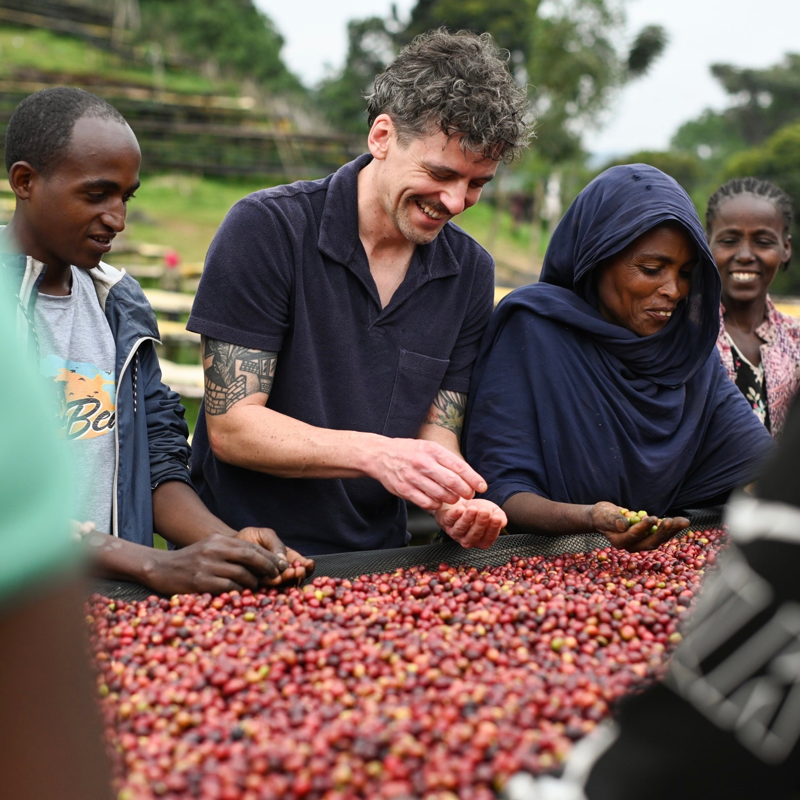 Basti sortiert Kaffee in Äthiopien